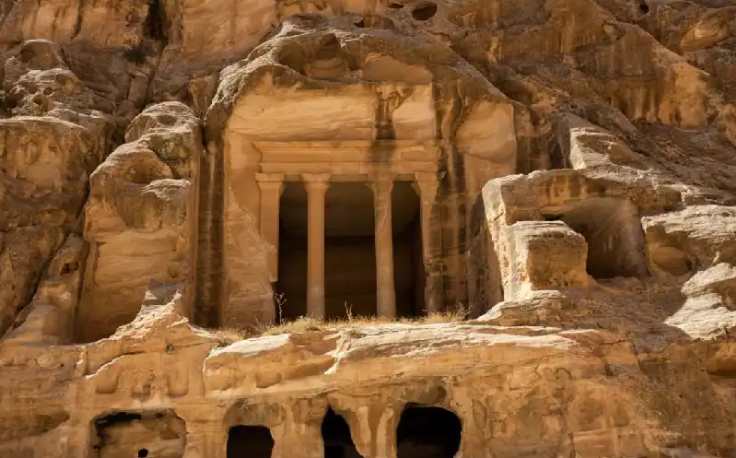 una foto di monastero di piccola petra, piccola petra
