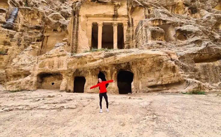 una turista davanti l'ingresso di piccola petra, piccola petra