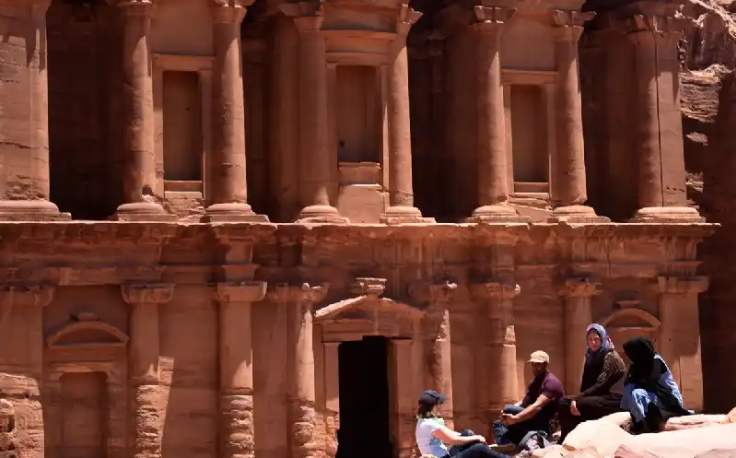 un gruppo davanti piccola petra , piccola petra