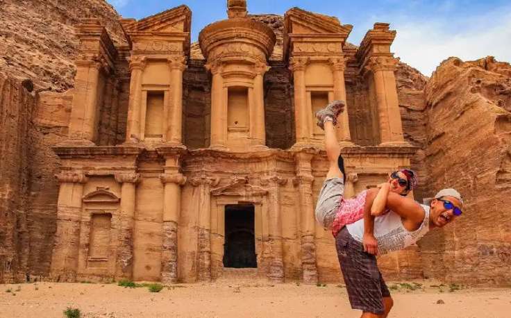 una coppia di turisti a piccola petra , piccola petra
