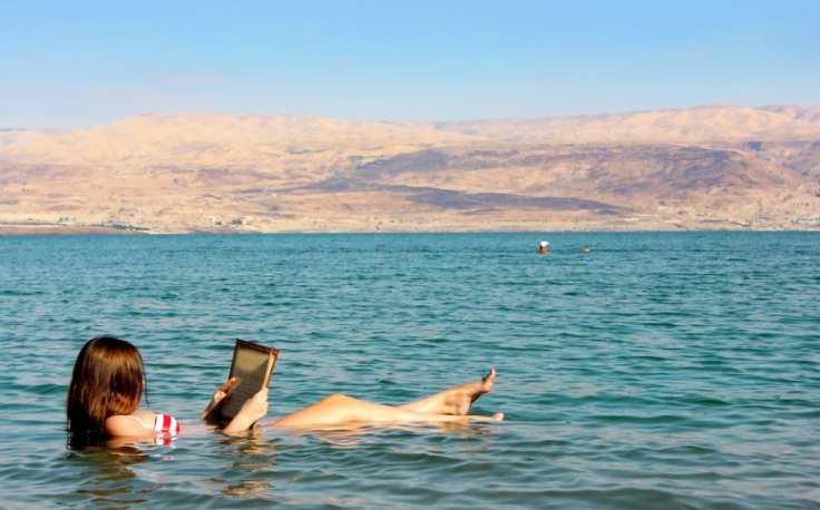 una donna si rilassa nel mar morto ,giordania terra santa