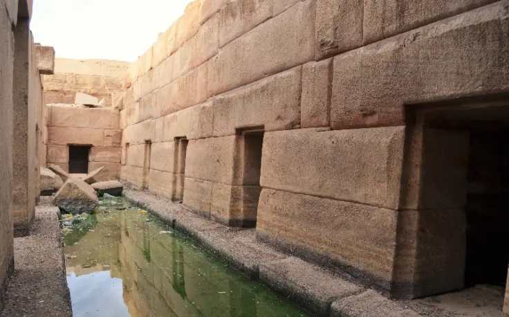 lago sacro dentro il tempio di abydos ,tempio di osiride