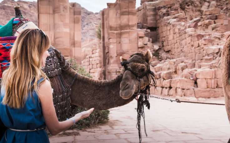 una donna con un cammello a petra , nabatei