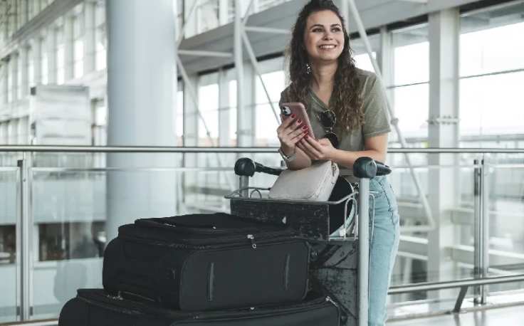 una donna ad un aeroporto , aeroporti in egitto