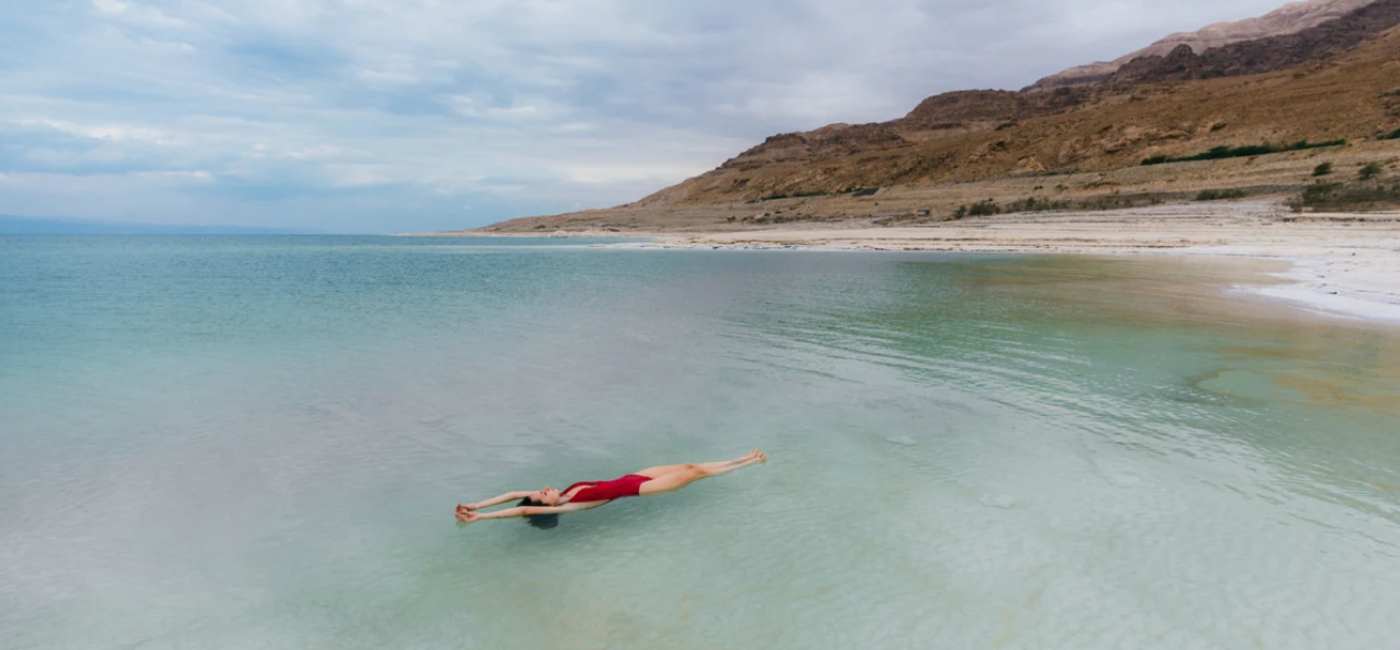 Mar Muerto en Jordania: La Guía Definitiva para Flotar en el Lugar Más Bajo de la Tierra