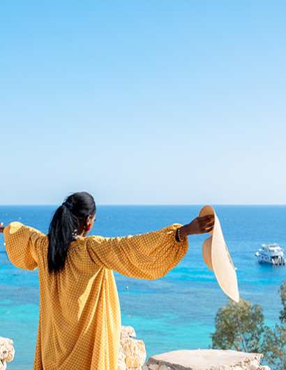 Spiagge In Egitto, una donna davanti al mare