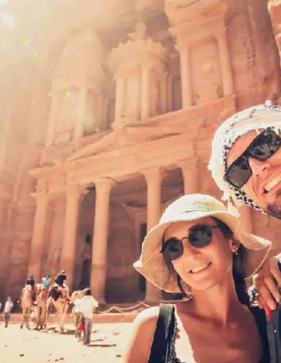 come vestirsi in giordania, una coppia a petra