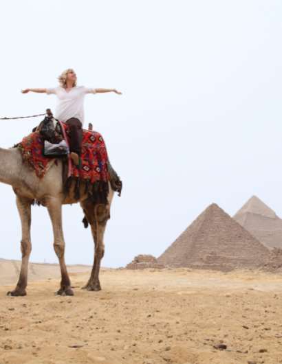 piramidi di giza altezza, una donna a dorso di un cammello