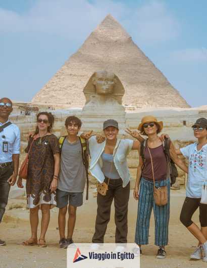 un gruppo alle piramidi, cosa vedere in egitto in 7 giorni
