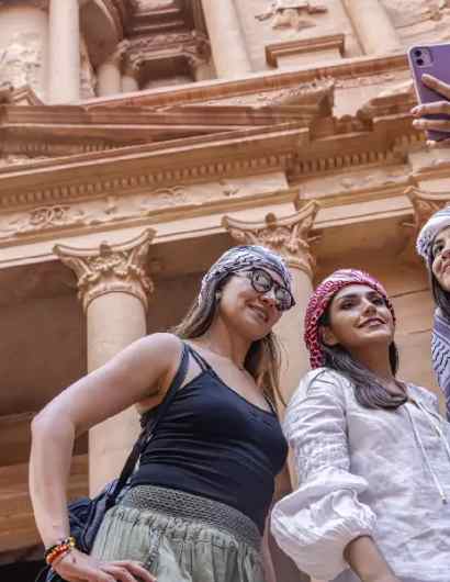 tre ragazze a petra, sicurezza in giordania