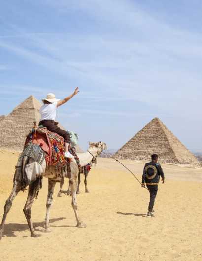 Il cairo cosa vedere, un gruppo di turisti alle piramidi