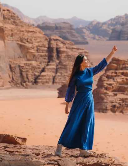donna in blu nel deserto del wadi rum, cosa si mangia in giordania