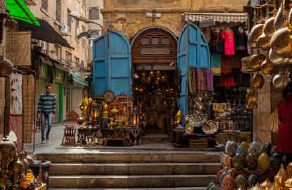 Mercado tradicional en El Cairo con souvenirs de Egipto y artesanía local 