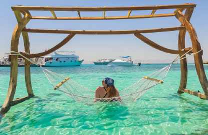 Turista disfrutando de una hamaca junto al mar en El Gouna