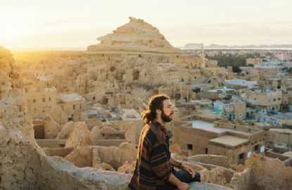 Turista disfrutando de las montañas de Egipto cerca del oasis de Siwa