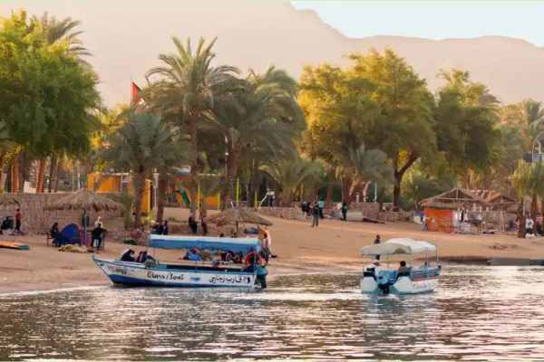 turisti in barche a golfo di aqaba, golfo di aqaba