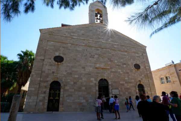 un gruppo di turistidavanti la chiesa di san giorgio madaba, chiesa di san giorgio madaba