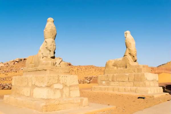 due statue di sfinge all'intrata del tempio di wadi es sebua