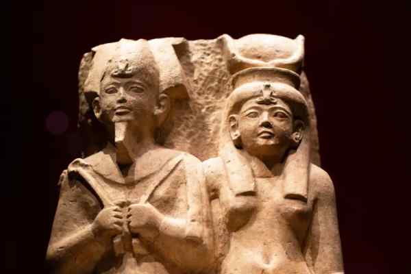 la statua di iside e osiride, iside e osiride