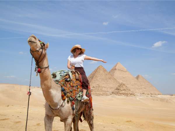 Una mujer disfrutando en las Pirámides de Egipto