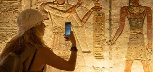 Visitante explorando las salas interiores del templo de Ramsés II en Abu Simbel