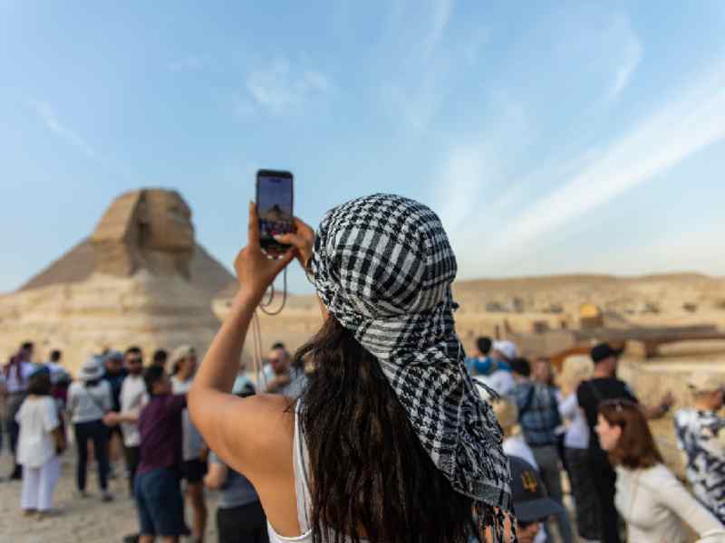 Nuestra cliente visita Las Pirámides de Guiza con el tour de Egipto de fin de año.