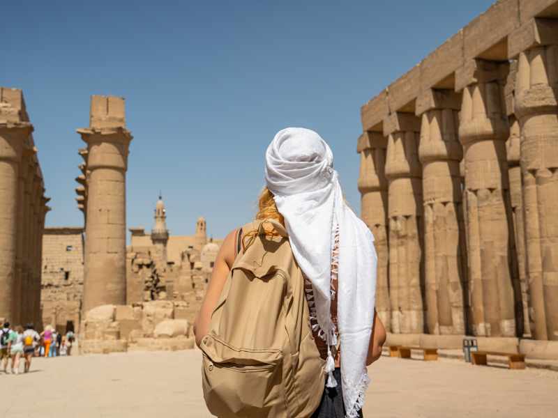 Mujer entrando en la columnata del templo de Amenhotep III desde el patio de Ramsés II en el Templo de Luxor