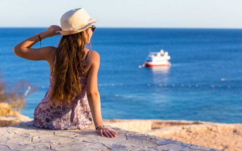 Cose da fare a Sharm el Sheikh, una ragazza si siede davanti al mare