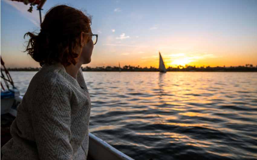 Crociera sul Nilo periodo migliore, una donna a bordo della crociera