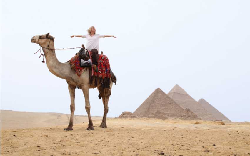 piramidi di giza altezza, una donna a dorso di un cammello