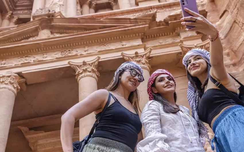 tre ragazze a petra, sicurezza in giordania