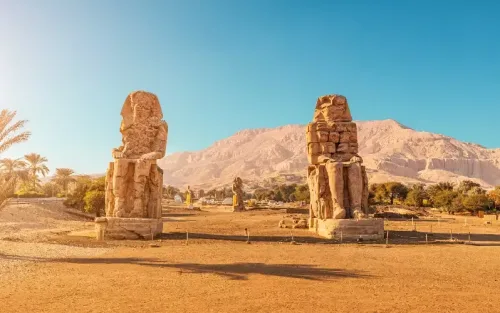 https://res.cloudinary.com/ddjuftfy2/image/upload/f_webp%2Cc_fill%2Cq_auto%2Cw_500/memphis/xlarge/1491643809_colossi-of-memnon