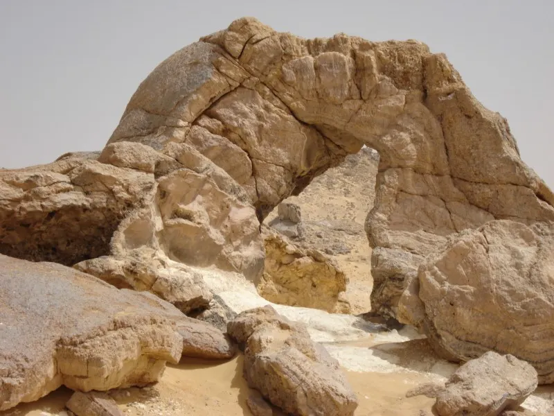 Crystal-bearing ridge between Bahariya and Farafra