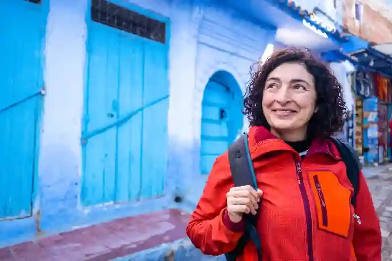 Una turista a Chefchaouen, Pacchetto Viaggio Marocco Città Imperiali e Chefchaouen 