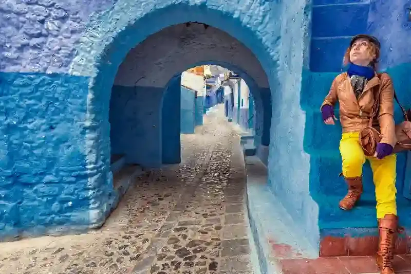 una donna a Chefchaouen, Pacchetto Viaggio Marocco Città Imperiali e Chefchaouen 