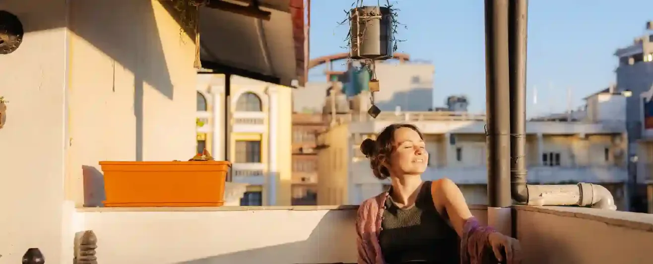 una donna in balaconi in marrakech,  Tour casablanca e marrakech in 4 Giorni Indimenticabile