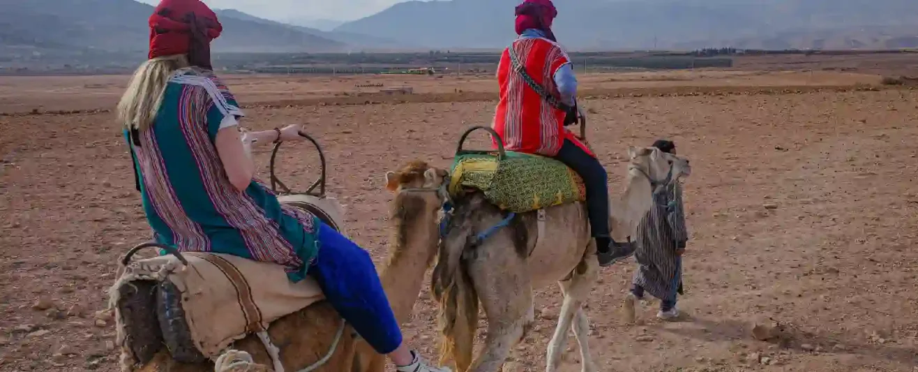 turisti sul cammello nel deserto al tramonto, Offerta Viaggio Marrakech e Deserto Agafay 4 Giorni