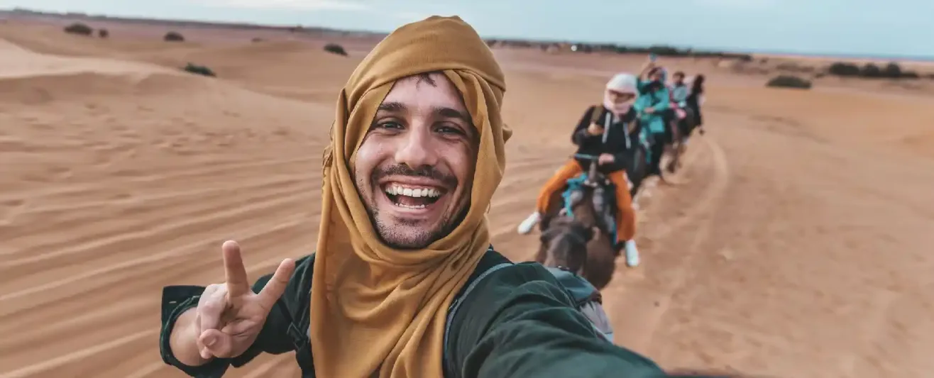un touriste nel deserto merzouga, Favoloso Tour Marrakech Merzouga deserto in 7 Giorni
