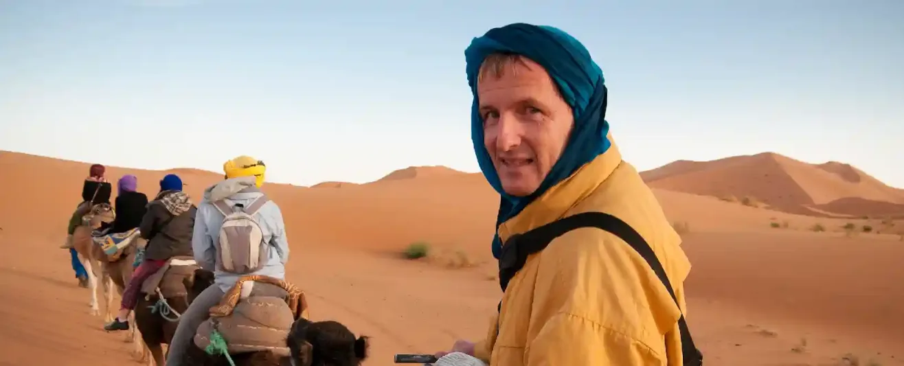 un turiste su un cammello in sahara deseerto, Fantastico Tour deserto zagora e Marrakech in 6 giorni