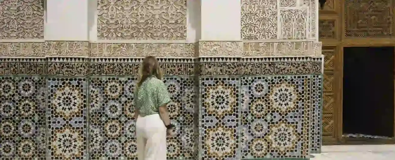 una turista in marocco , I Gioielli di Casablanca con Tour Rabat e Marrakech in 5 giorni
