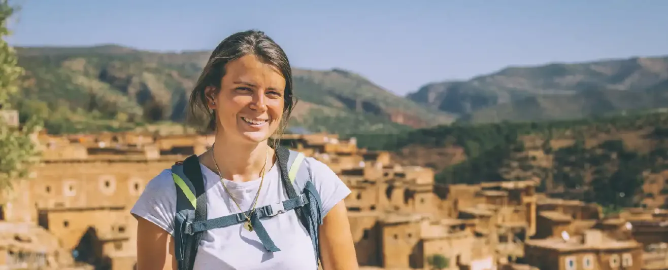una turista in escursione in Marocco, Viaggio Marocco Organizzato da Casablanca in 7 Giorni