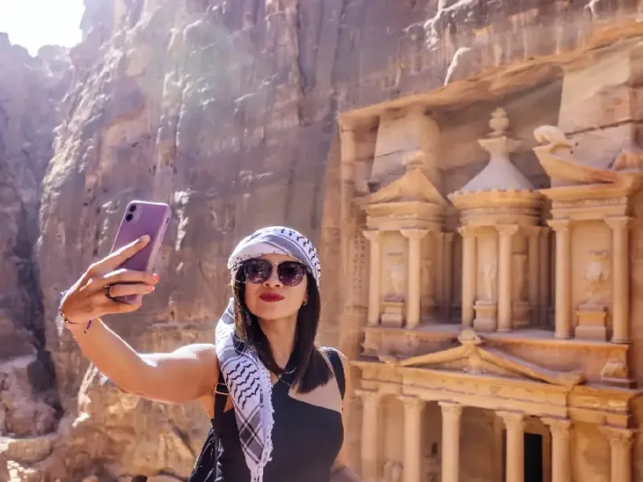 una donna a petra , tour organizzato giordania