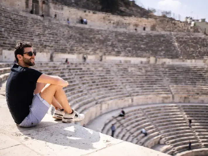 un uomo in tour organizzato giordania