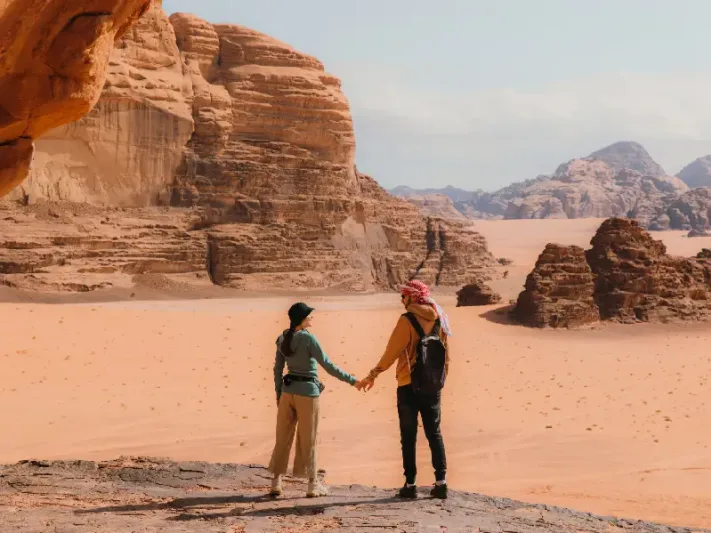 una coppia al deserto di wadi rum, tour organizzato giordania