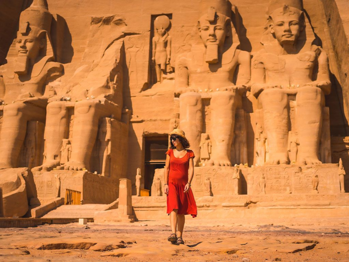 Una mujer junto al templo de Abu Simbel durante su paquete a Egipto.