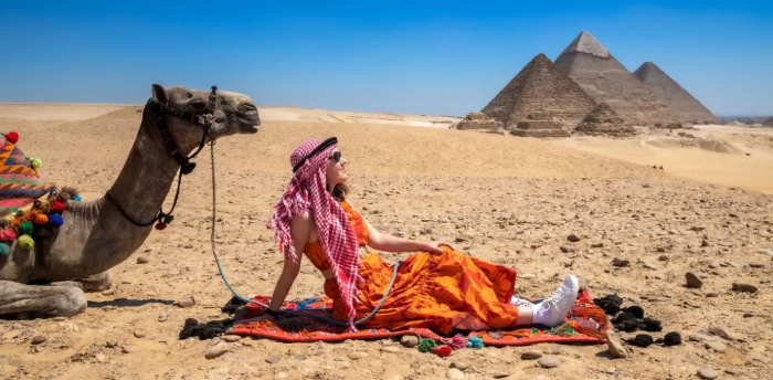 Chica se toma foto junto a las pirámides durante su Viaje a Egipto 5 Días.