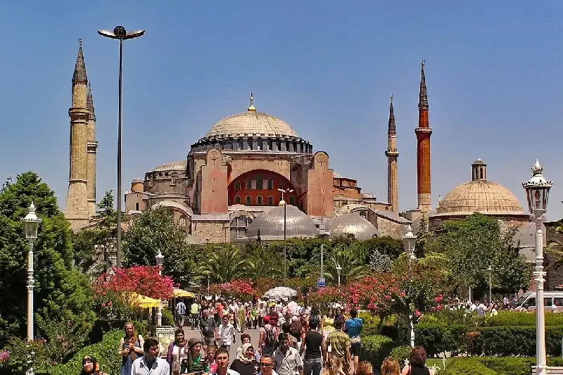 i turisti davanti Ayasofia, Ayasofia