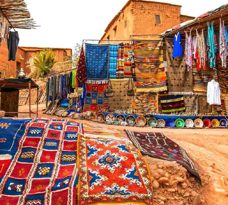 Loja de souvenirs ao ar livre na Kasbah Ait Ben Haddou, perto de Ouarzazate, na Cordilheira do Atlas, Marrocos. Imagem artística. Mundo da beleza.