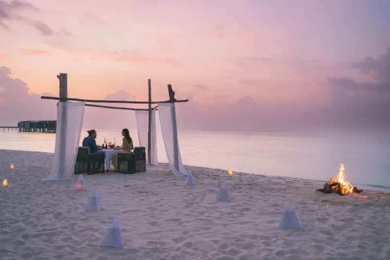 Cena romántica para una pareja junto al mar