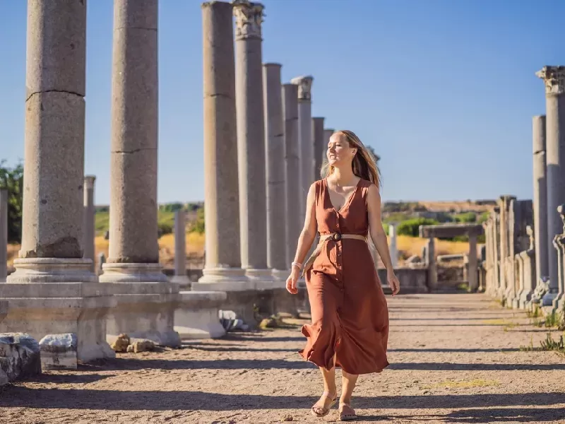una turista alla rovine di Antalya , Adalia 